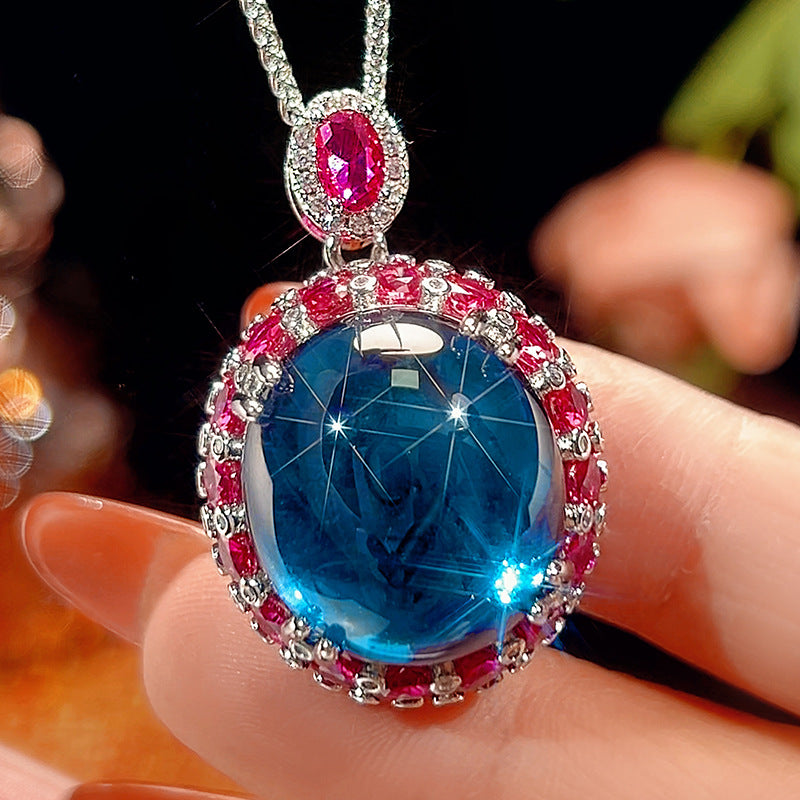 Luxuriöse Cabochon-Topas-Anhänger-Halskette mit Halo-Rubin-Akzenten