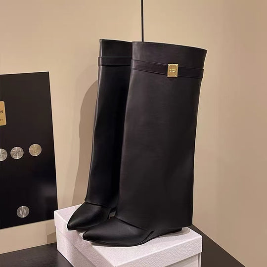 Damen Kniehohe Lederoptik-Stiefel mit spitzer Zehenpartie und dekorativer Schlossapplikation Shop Nory