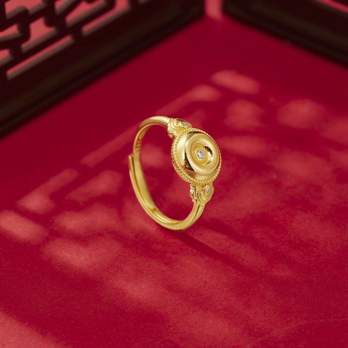 Damen eleganter Ring mit kunstvollem Reliefdesign und funkelnden Zirkonia Shop Nory