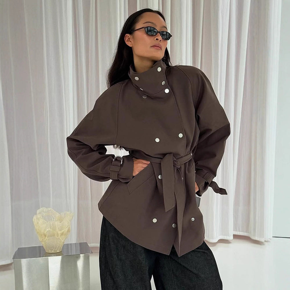 Damen Taillierbarer Oversize Kurztrench mit hohem Stehkragen, Druckknopffront und Bindegürtel Shop Nory