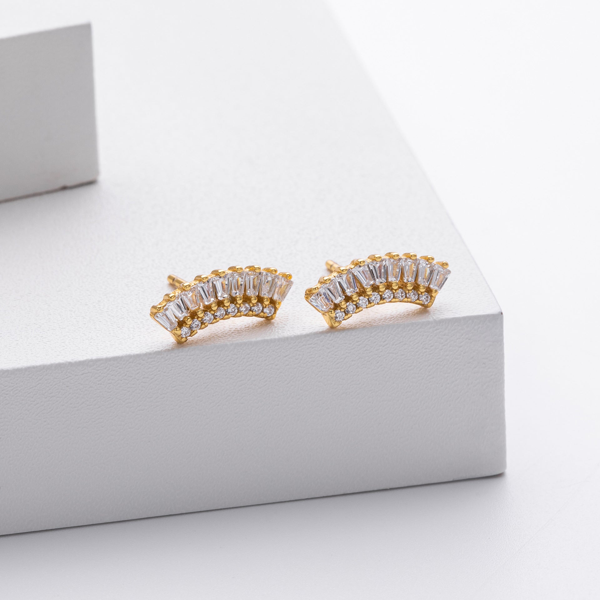 Damen Ohrstecker mit extravagantem, geschwungenem Design und funkelnden Zirkon-Elementen Shop Nory