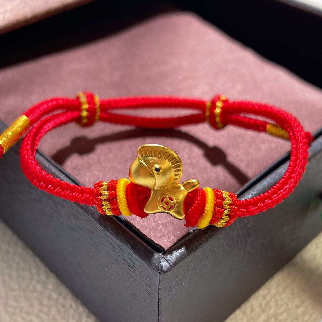 Damen Armband mit goldenem Pferde-Anhänger und rotem Textilband Shop Nory