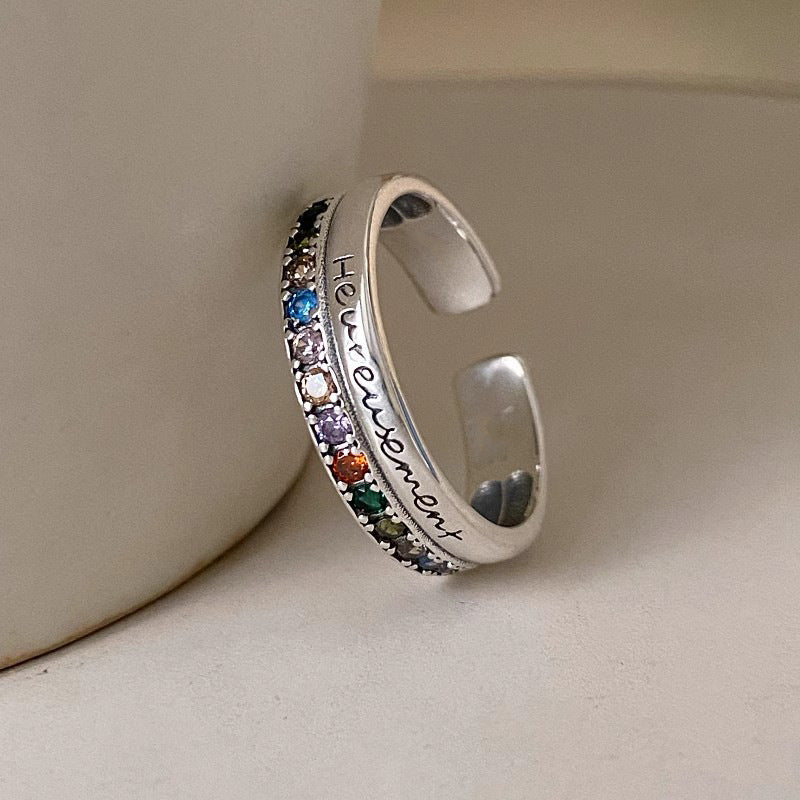 Damen Offener Ring mit inspirierendem Schriftzug und bunten Zirkonia-Steinen Shop Nory