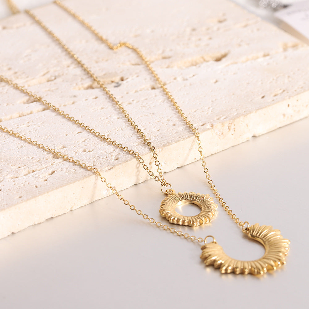 Damen Halskette mit doppellagigem Anhänger im modernen Sonnenmotiv Shop Nory