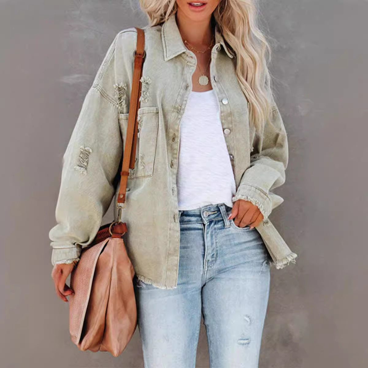 Damen Lässige Oversized Jeansjacke mit fransigen Abschlüssen und dekorativen Knöpfen