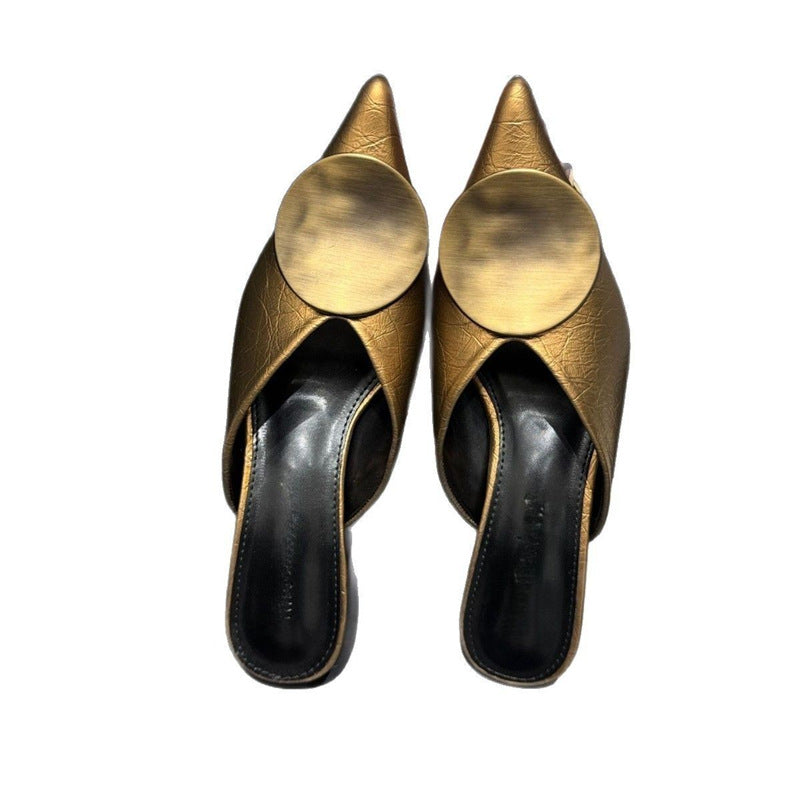 Damen spitz zulaufende Mule mit niedrigem Kitten‑Heel und dekorativer Metallplakette Shop Nory