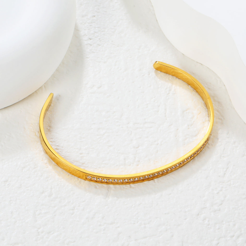 Damen Armreif mit funkelnden Zirkonia und elegantem Goldfinish Shop Nory