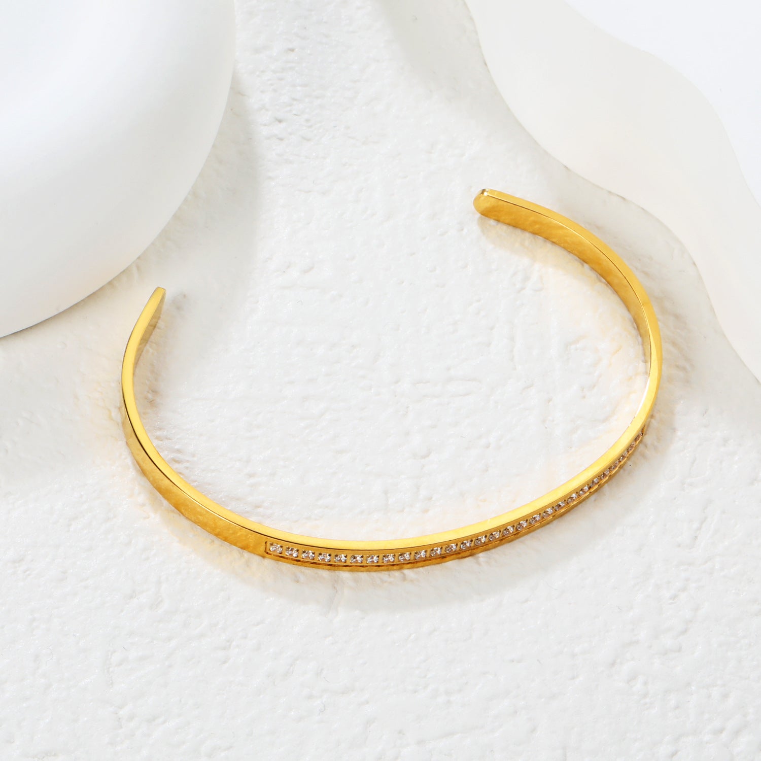 Damen Armreif mit funkelnden Zirkonia und elegantem Goldfinish Shop Nory