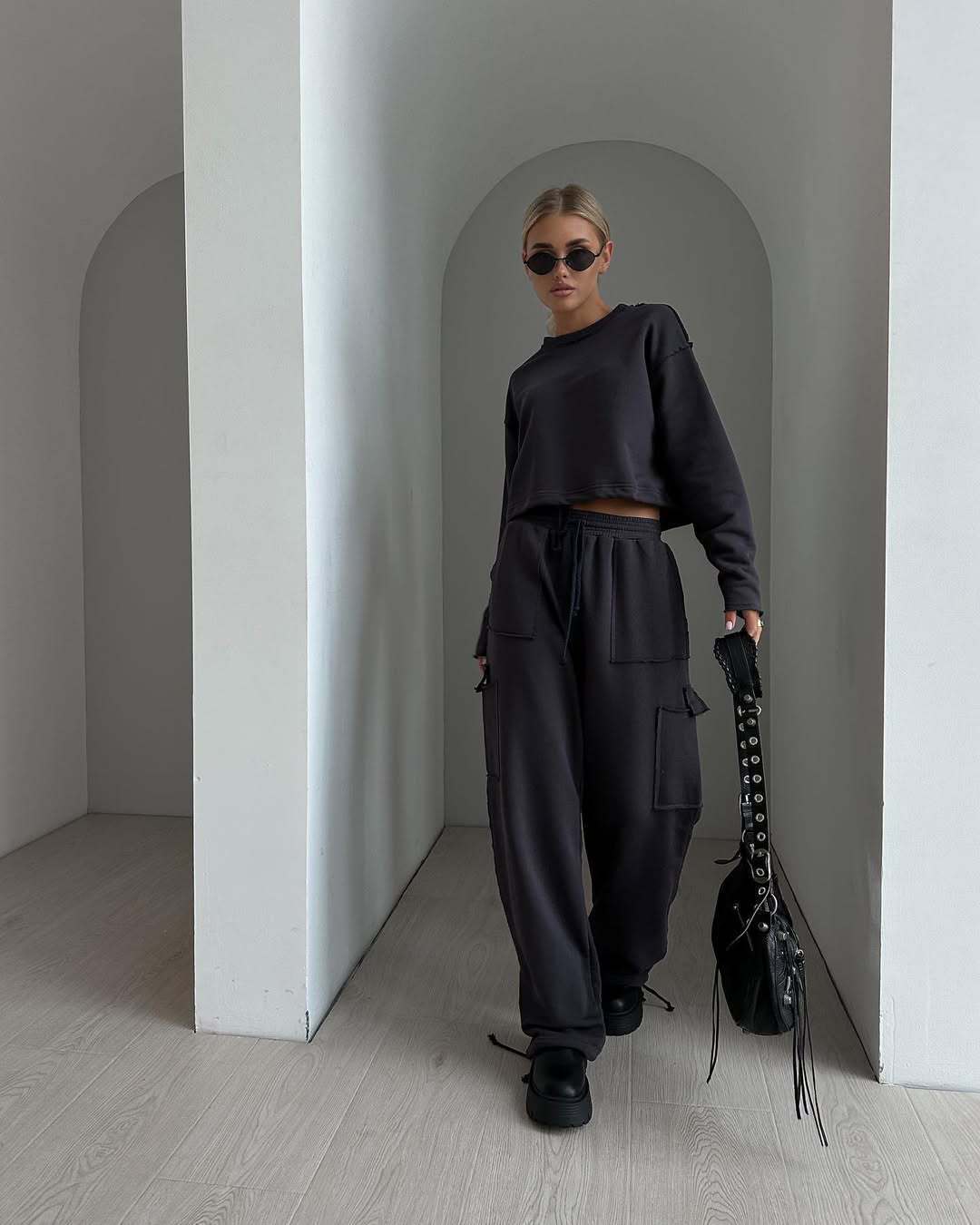 Damen kurzes Sweatshirt mit Kordelzug und Oversize-Ärmeln Shop Nory
