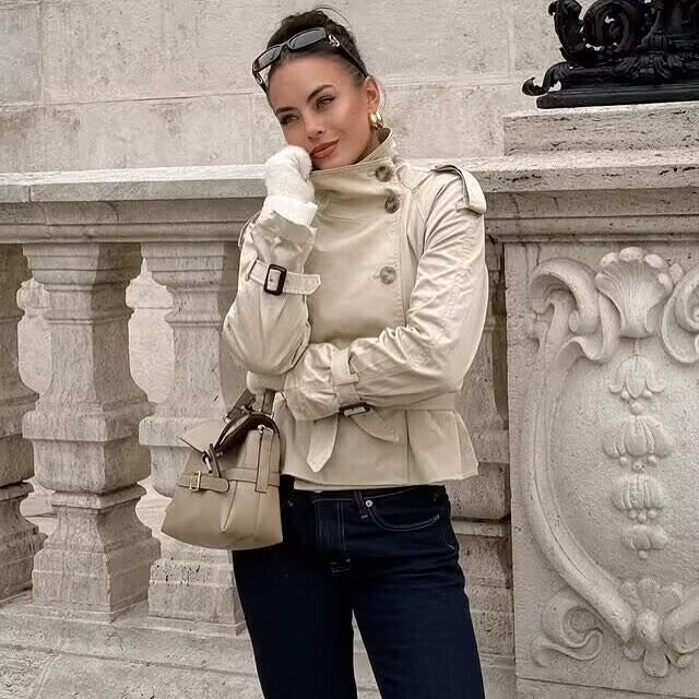 Damen modische Trenchjacke mit einzigartigen Knopfdetails und modernem Gürtel