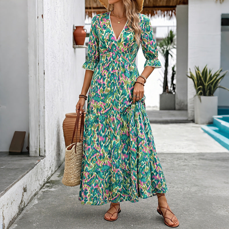 Damen Maxikleid mit buntem Aquarell-Print, V-Ausschnitt, tailliertem Smok-Bund und Stufenrock Shop Nory