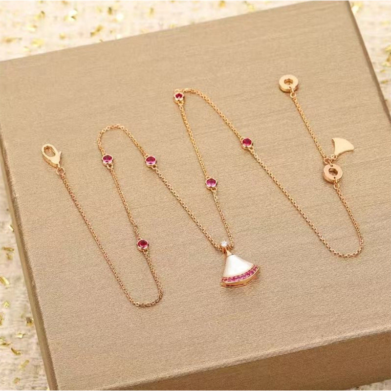 Damen Halskette mit elegantem fächerförmigem Anhänger und funkelnden Kristallen Shop Nory