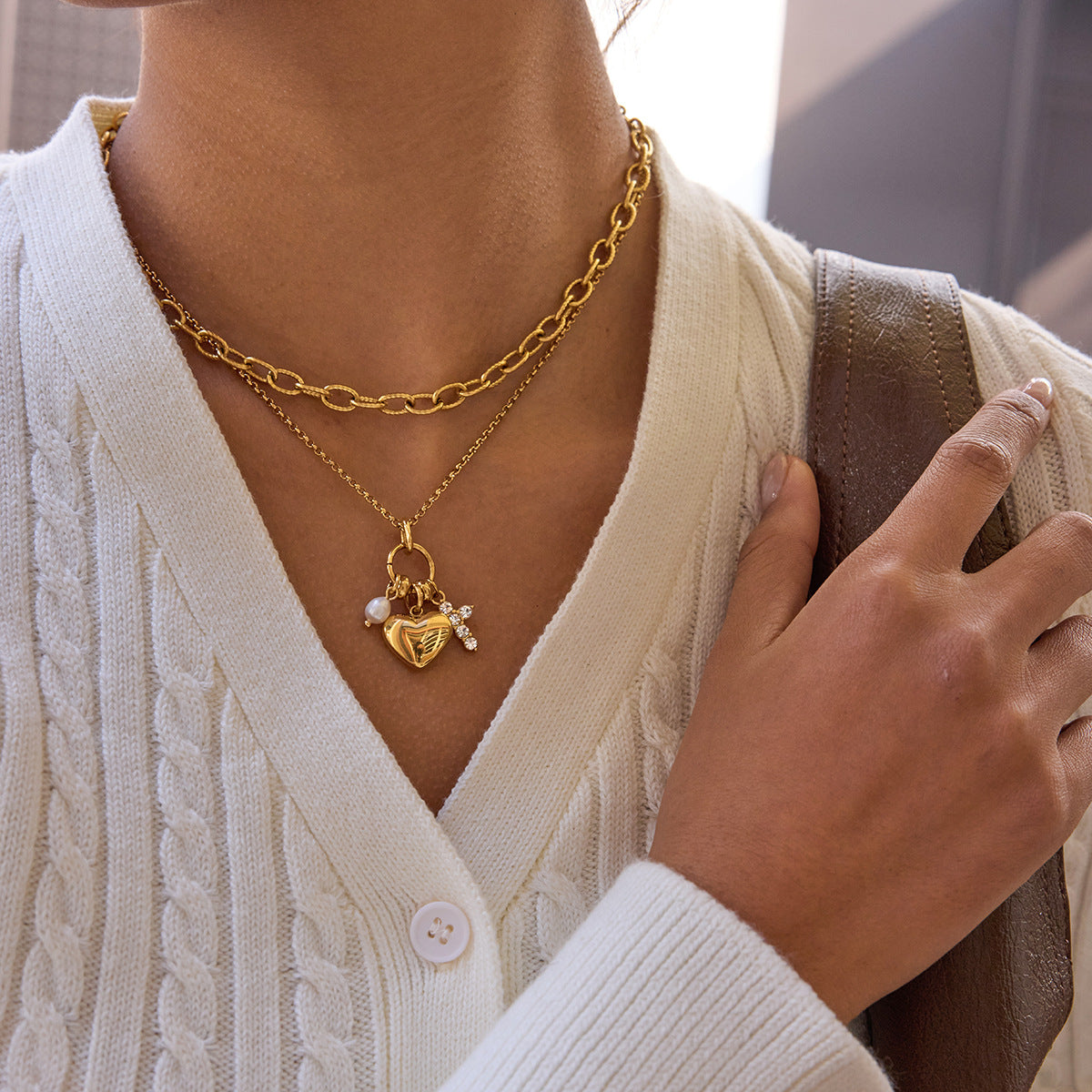 Damen Halskette mit herzförmigem Anhänger und glänzenden Kristallakzenten Shop Nory