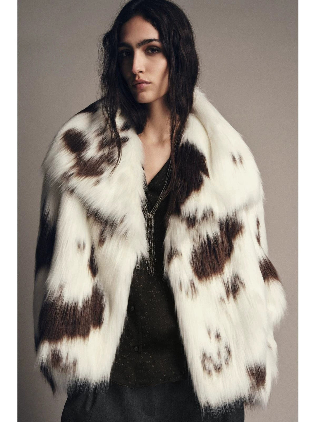 Damen Kurzmantel aus gepunktetem Hochflor-Faux-Fur mit voluminösem Schalkragen Shop Nory