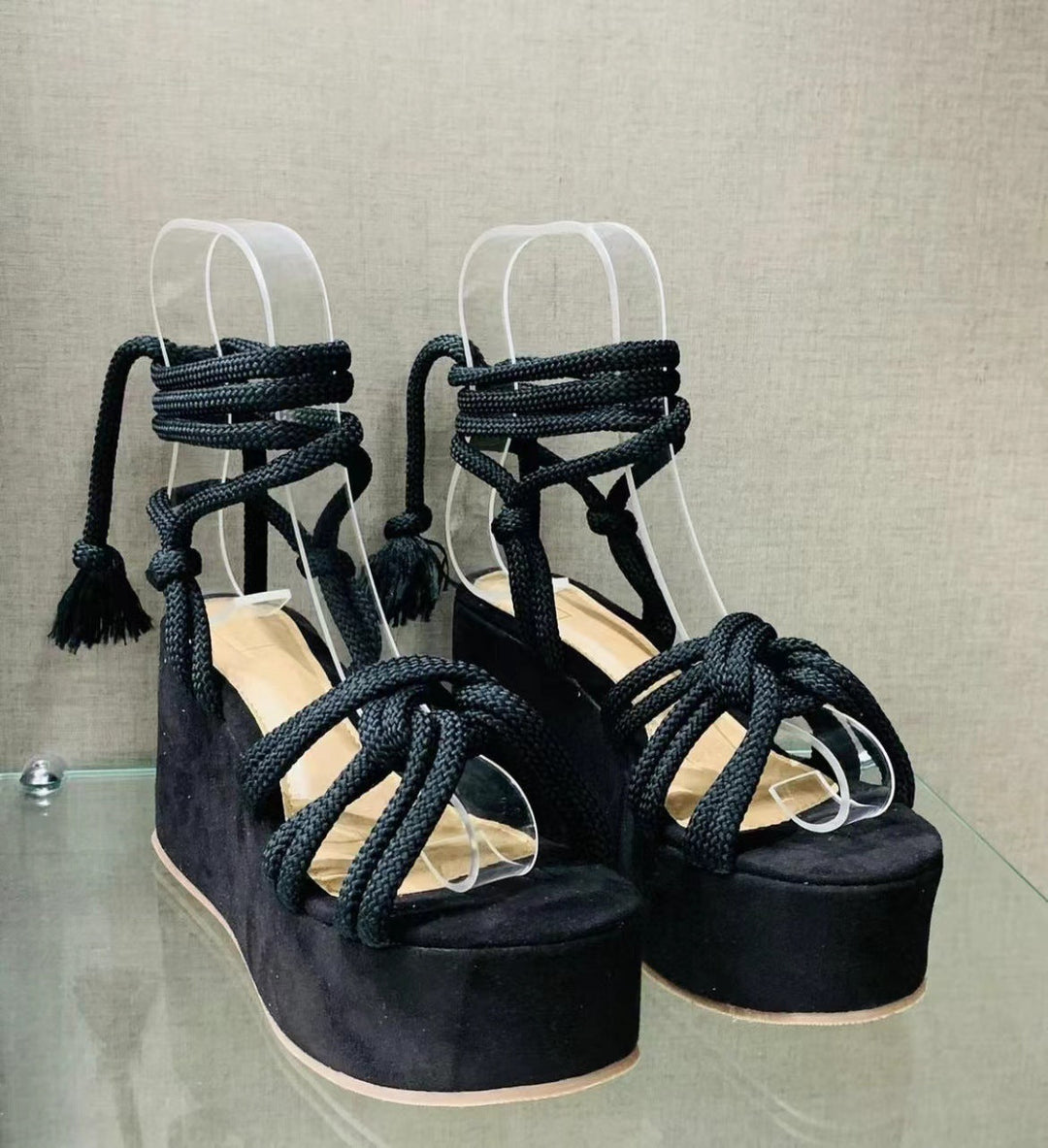Damen Wedge-Sandalen mit geflochtenem Riemendesign und komfortabler Plateau-Sohle Shopnory