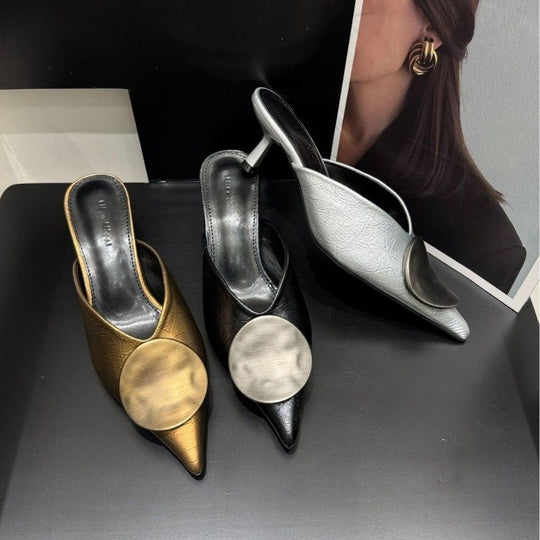 Damen spitz zulaufende Mule mit niedrigem Kitten‑Heel und dekorativer Metallplakette Shop Nory