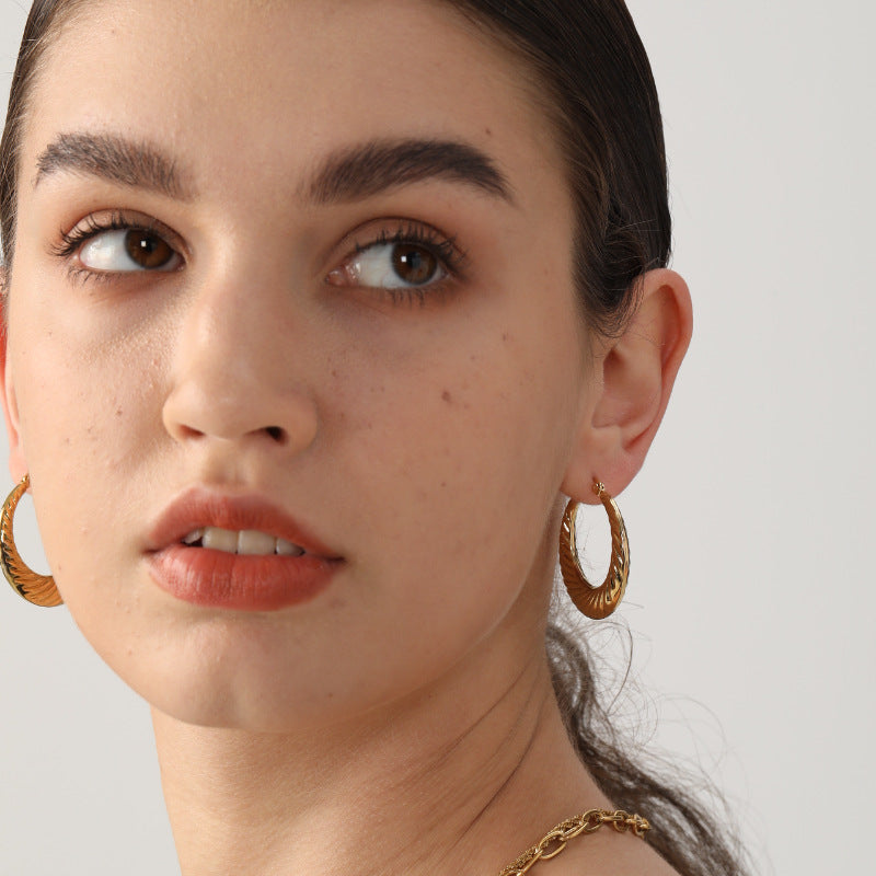 Damen Hängende Creolen mit strukturiertem Wellenmuster aus Edelstahl und hochwertiger Goldbeschichtung Shop Nory