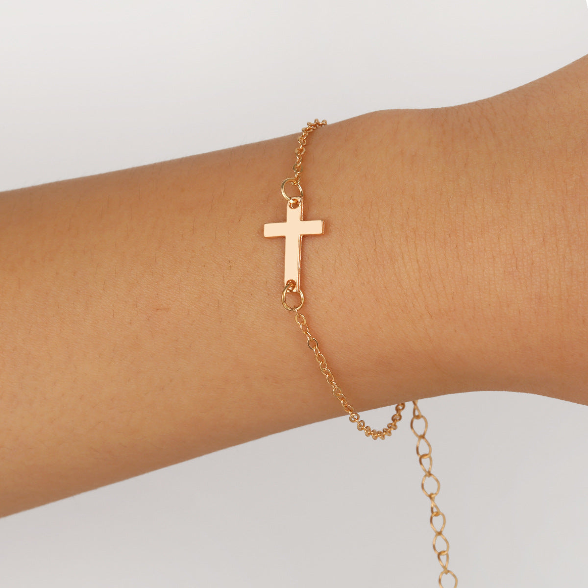 Damen Armkette mit schlichtem Kreuz-Anhänger Shop Nory