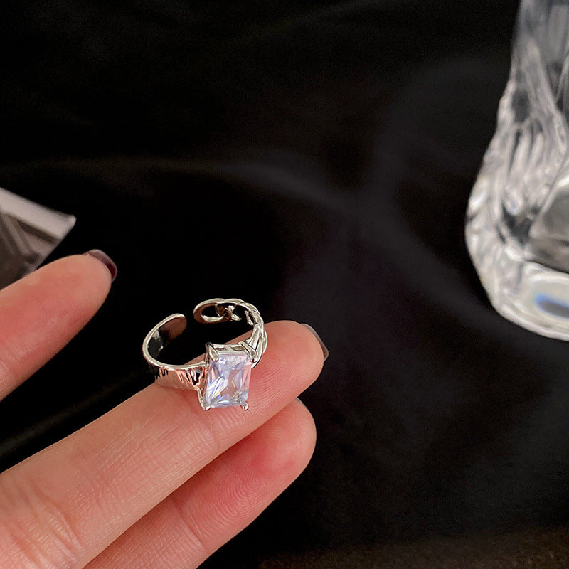 Damenring mit geschwungenem Herzen und funkelnden Details Shop Nory