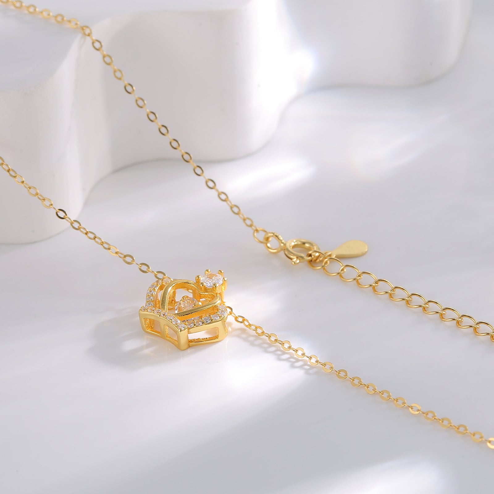 Damen Halskette mit funkelndem Kronenanhänger und Zirkonia Shop Nory