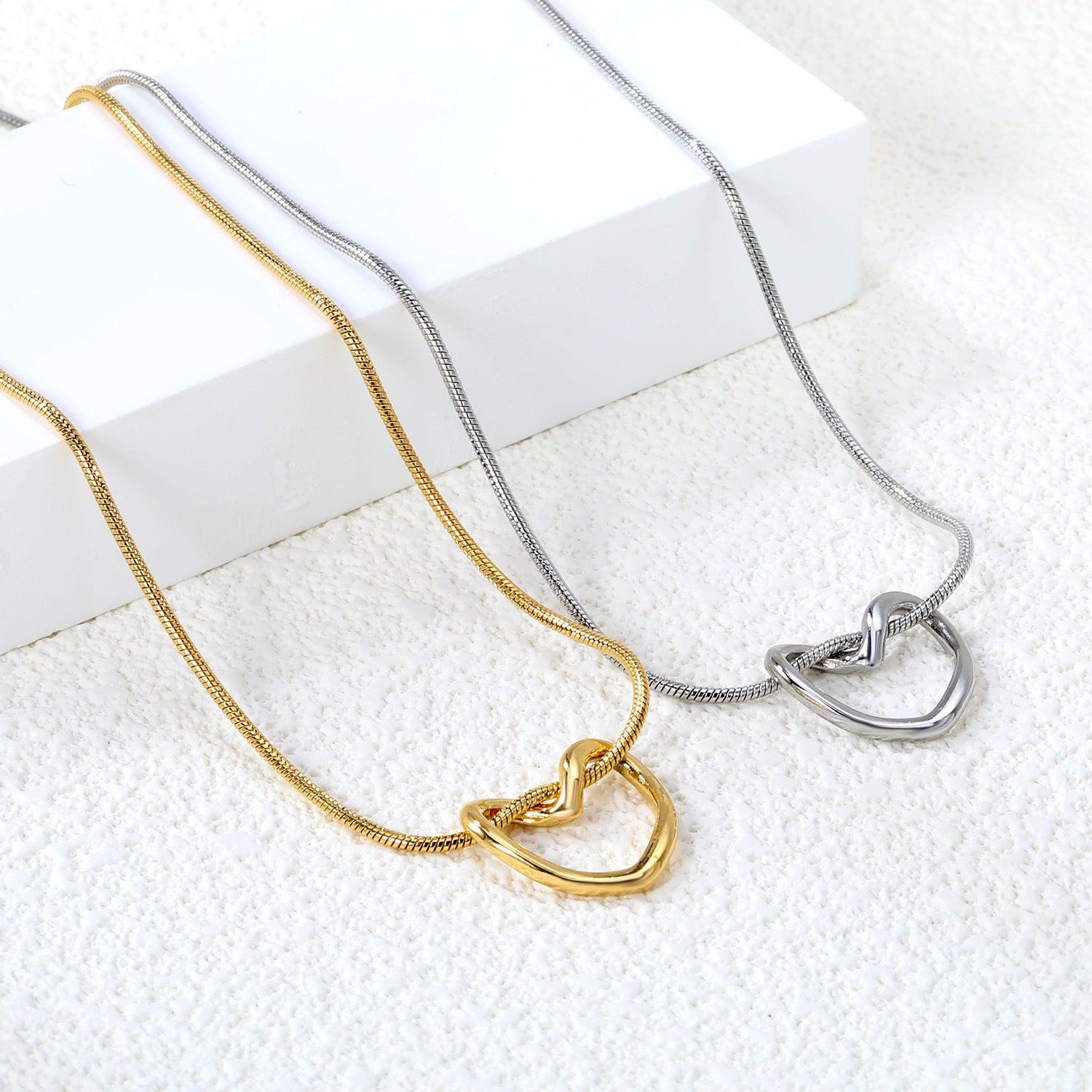 Damen Halskette mit herzförmigem Anhänger und hochwertiger Goldoberfläche Shop Nory