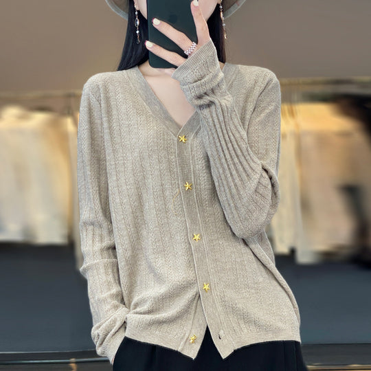Damen Leichter V‑Ausschnitt-Cardigan mit strukturierter Längsrippe und Sternknöpfen Shop Nory