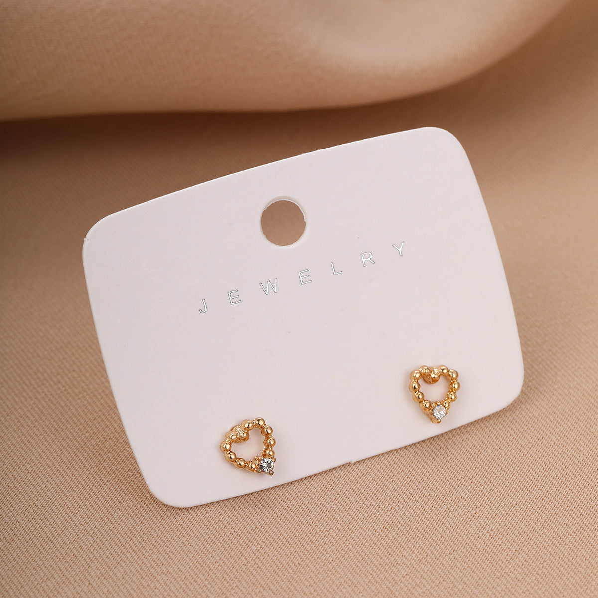 Damen Ohrringe im herzförmigen Design mit funkelnden Akzenten Shop Nory