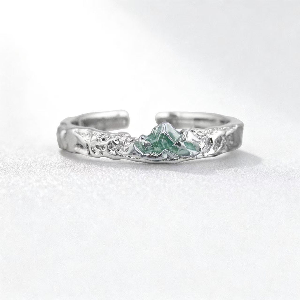 Damen Offener Ring mit kunstvollem Geländemotiv und grünem Akzent Shop Nory