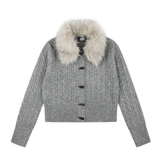 Damen Kurze Zopfmuster-Strickjacke mit abnehmbarem Kunstpelzkragen und Knebelknopfverschluss Shop Nory