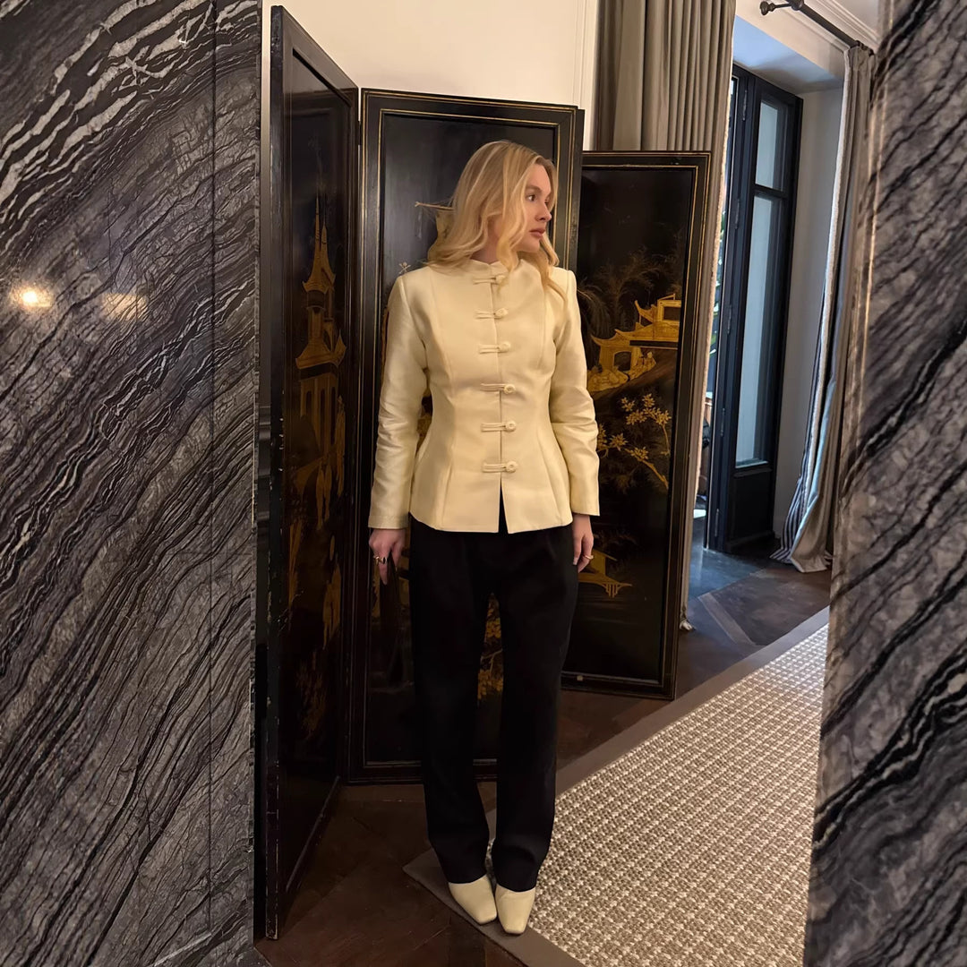 Damen Taillierter Satinblazer mit Stehkragen, Zierkordel‑Knöpfen und Schößchen Shop Nory