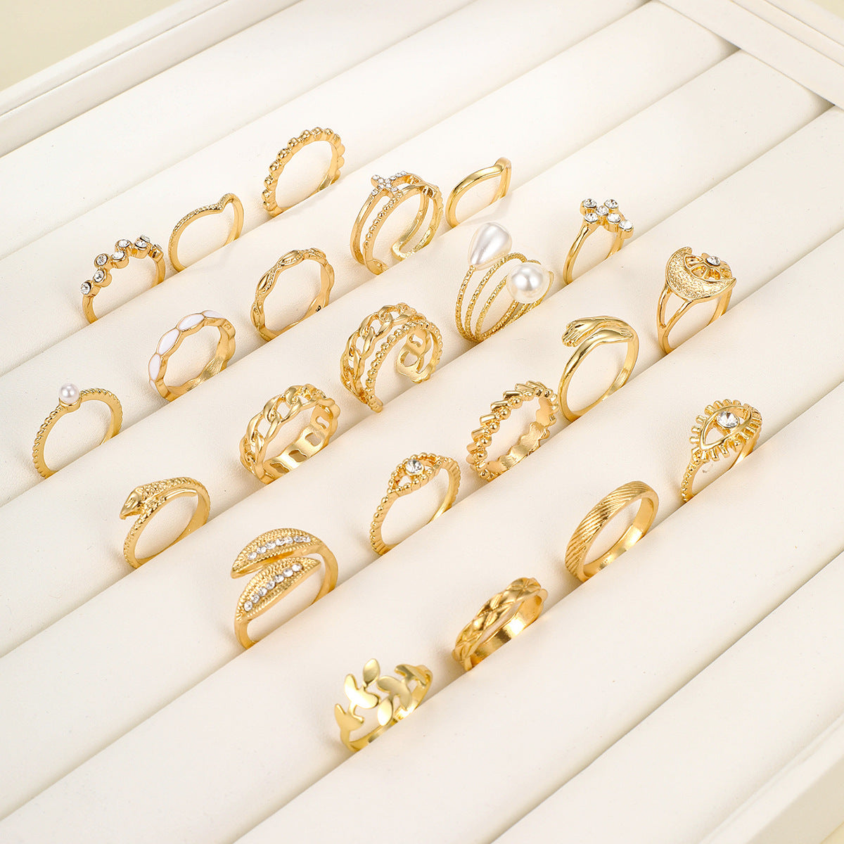 Damen Ring-Set mit variierenden Designs und glänzenden Akzenten Shop Nory