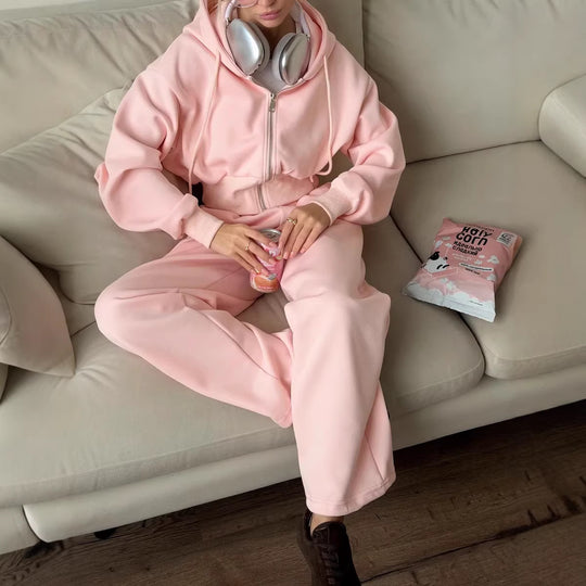 Damen gekürztes Reißverschluss-Hoodie mit Kapuze und hochgeschnittene Relax-Jogginghose mit elastischem Bund Shop Nory