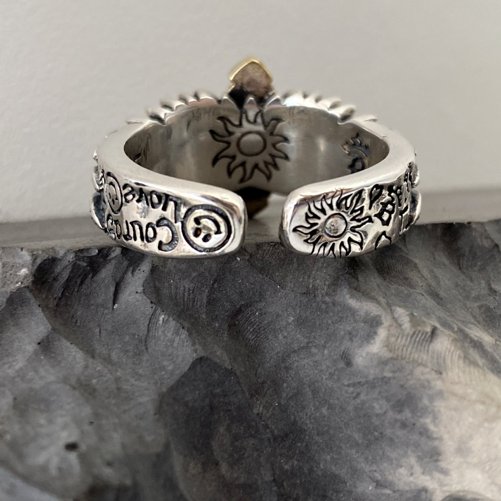 Damenring mit kunstvollem Engelsflügel-Design und goldfarbenem Kreuz Shop Nory