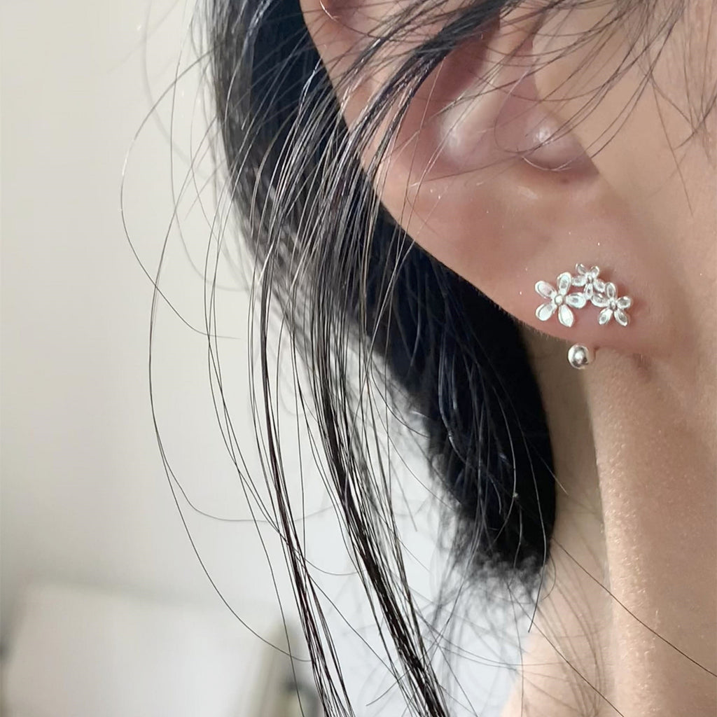 Damen Ohrstecker mit filigranem Blütenmotiv und hochwertigen Akzenten Shop Nory