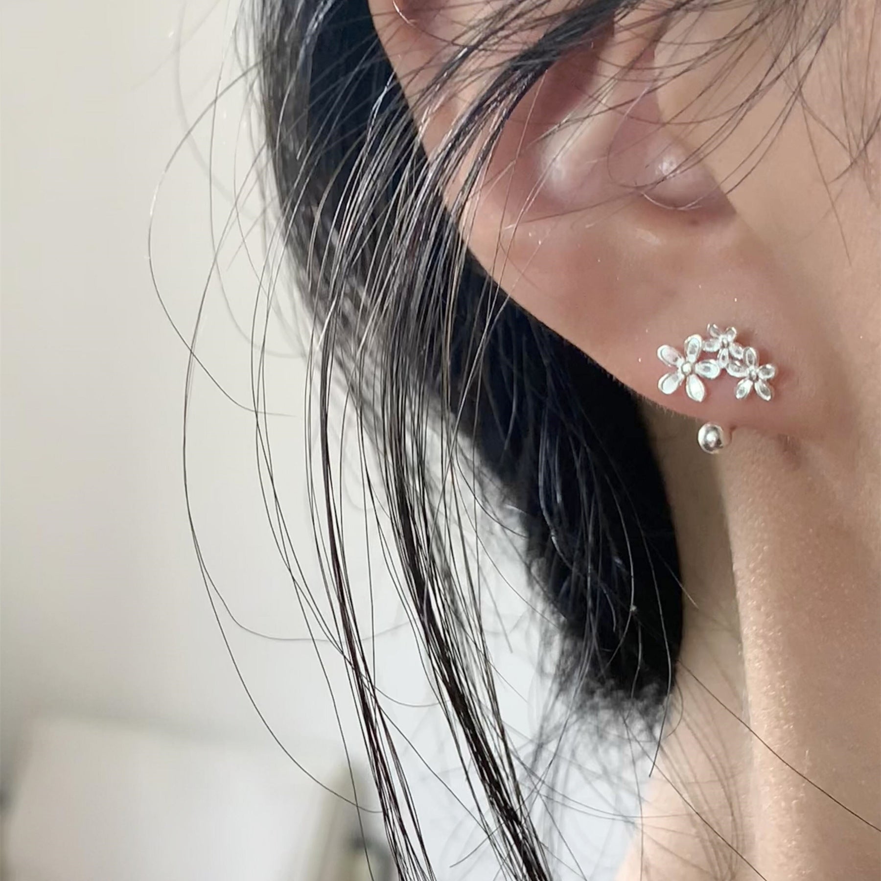 Damen Ohrstecker mit filigranem Blütenmotiv und hochwertigen Akzenten Shop Nory