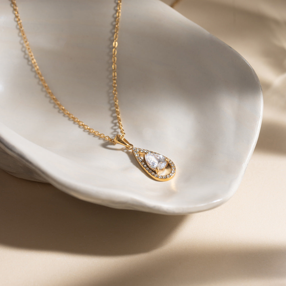 Damen Halskette mit tropfenförmigem Zirkonia-Anhänger und hypoallergenem Edelstahl Shop Nory