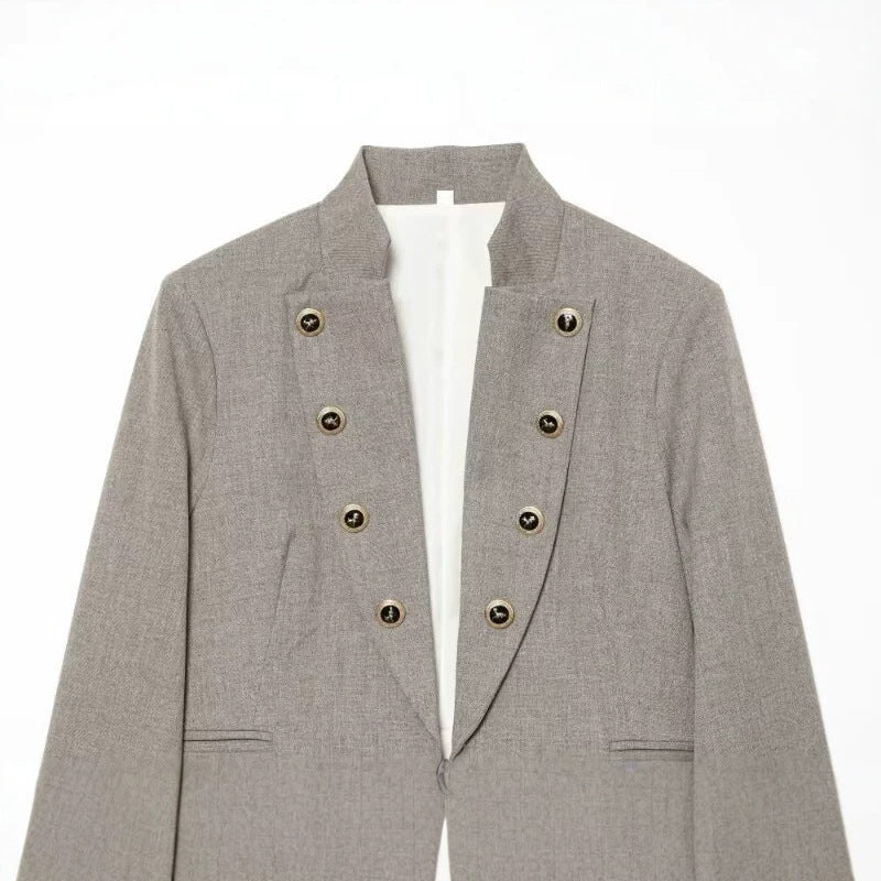 Damen Cropped, taillierter Blazer mit Stehkragen, doppelter Zierknopfleiste und asymmetrischem Saum Shop Nory