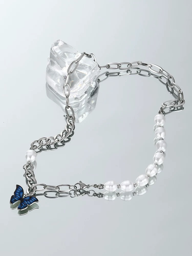 Damen Halskette mit filigranem Schmetterlingsanhänger und Perlendetails Shop Nory