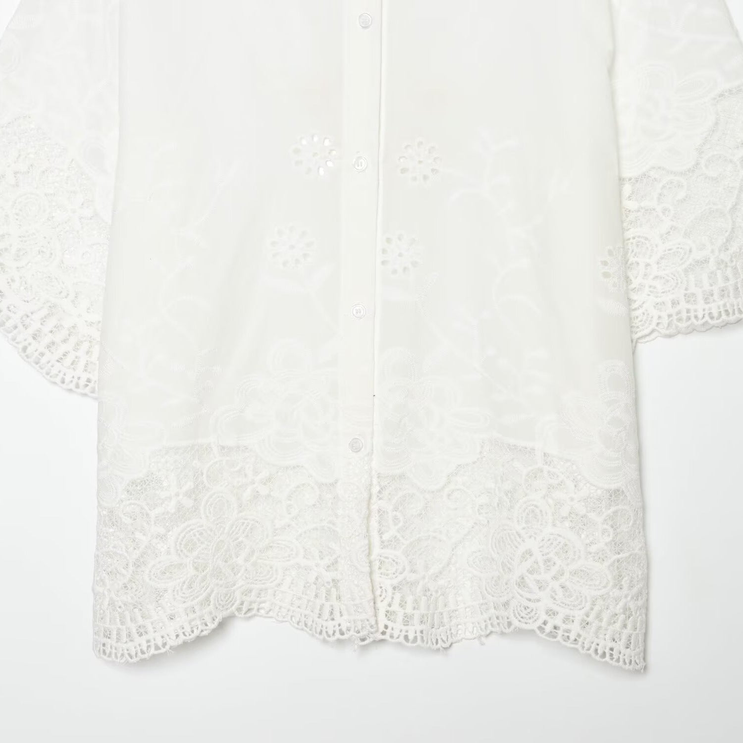 Damen Kurzarmbluse mit filigranem Spitzenbesatz Shopnory