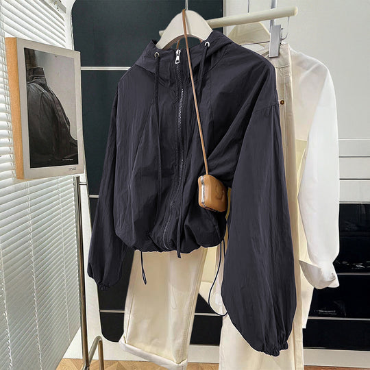 Damen nan leichtgewichtige Kapuzen-Übergangsjacke mit Tunnelzugbündchen und Ballonärmeln Shop Nory