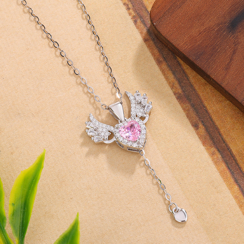 Damen Halskette mit herzförmigem Anhänger und engelgleichen Flügeln Shop Nory