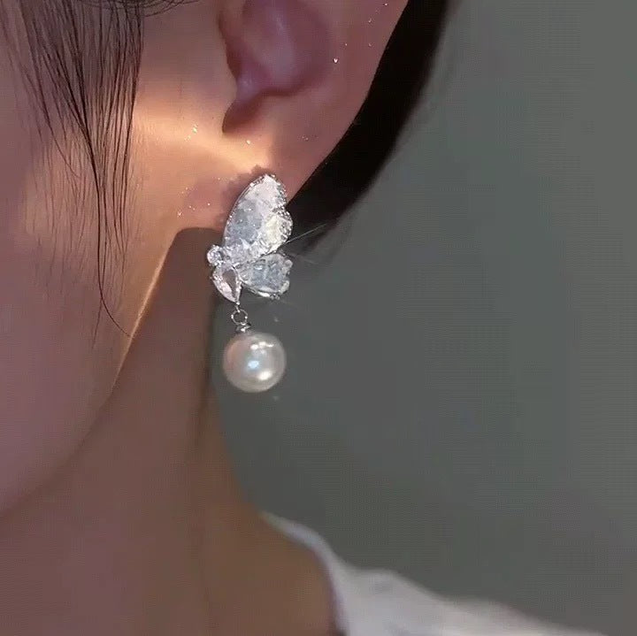 Damen Ohrstecker mit kunstvollem Schmetterlingsdesign und luxuriösen Perlenanhängern Shop Nory