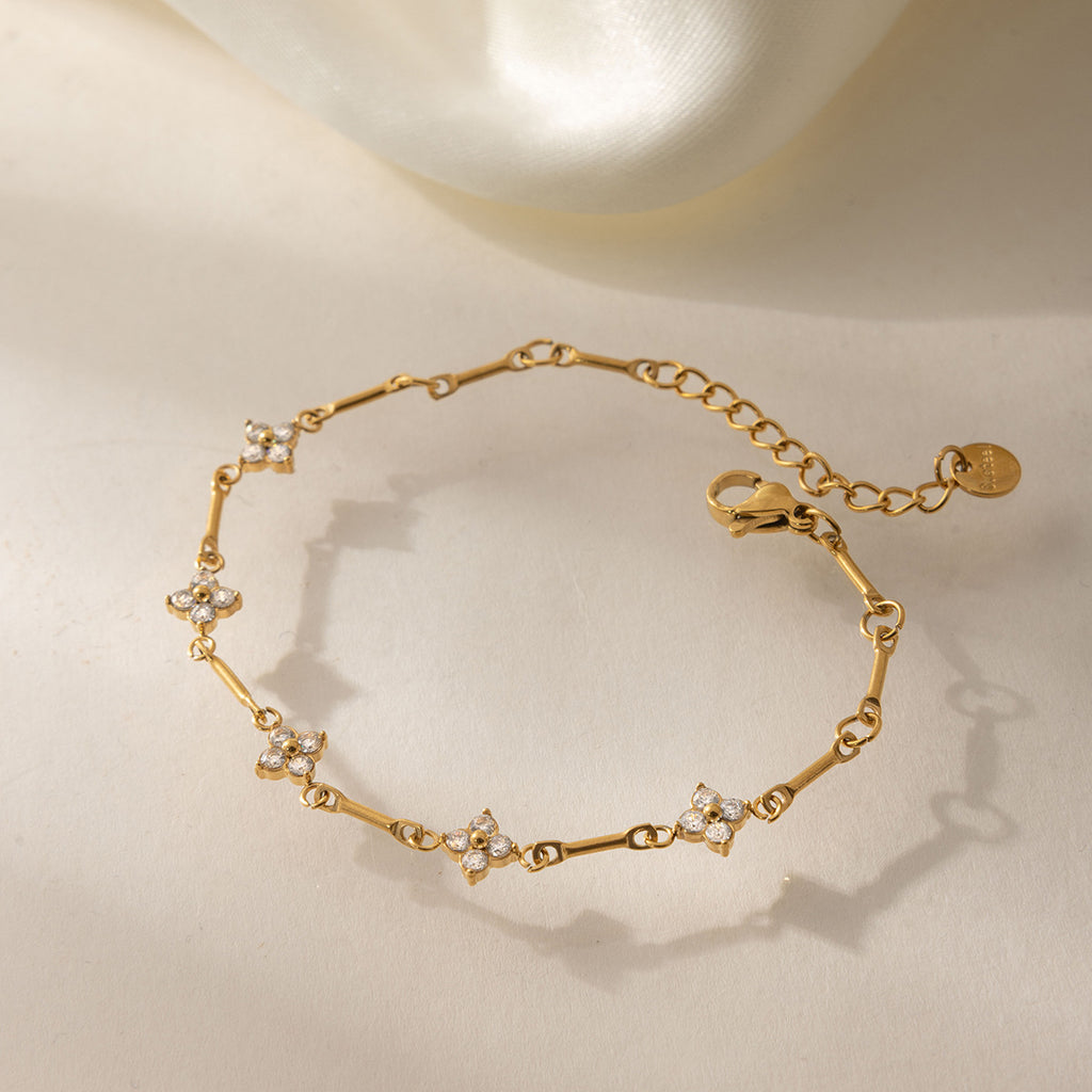 Damen Armband mit funkelnden Kristallverzierungen und hypoallergenem Edelstahl Shop Nory