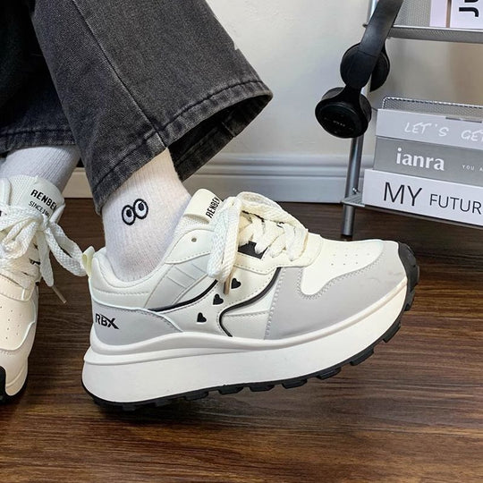 Damen Plateau‑Sneaker im Retro‑Trail‑Look mit Herz‑Ziernähten und grober Profilsohle Shop Nory