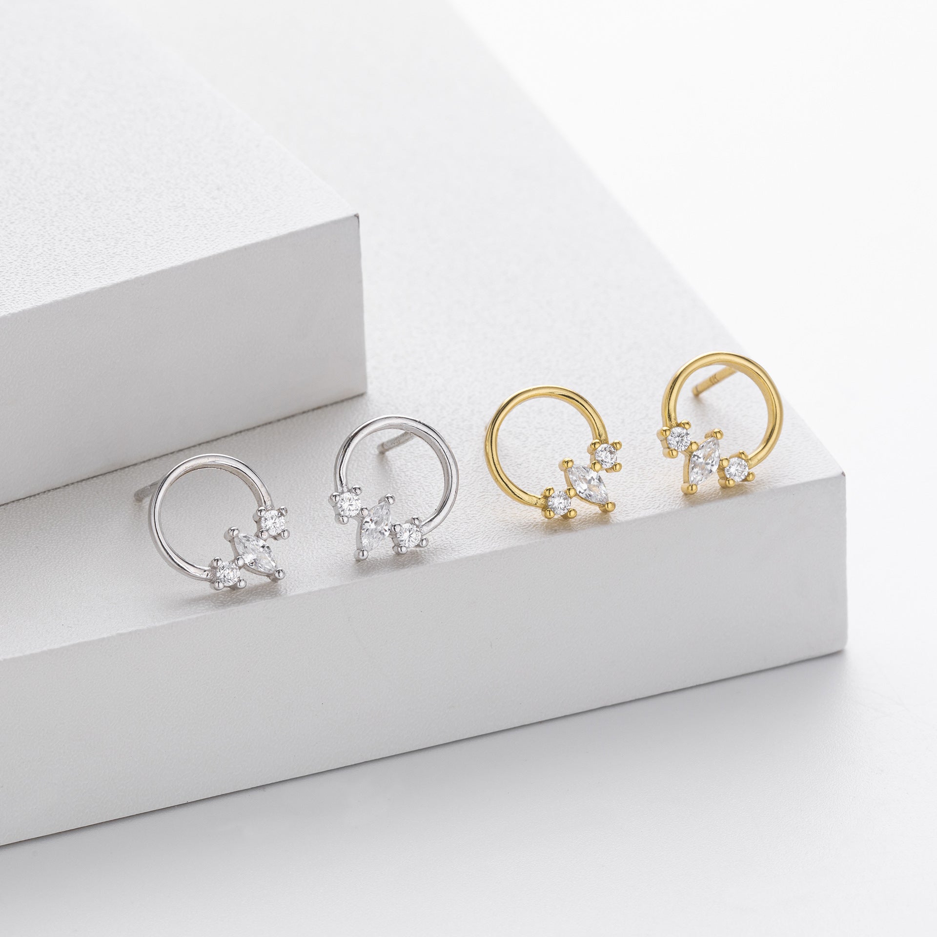 Damen Ohrstecker mit funkelnden, geschliffenen Zirkon-Akzenten aus hochwertigem 925 Sterling Silber Shop Nory