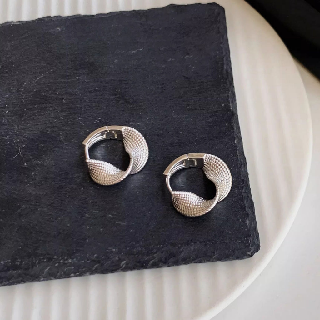 Damen Creolen mit modernem, geschwungenem Design Shop Nory