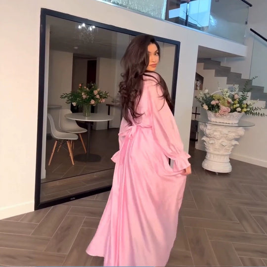Damen Maxikleid aus Satin mit taillierter Raffung, Stehkragen und vorderem Schlitz Shop Nory