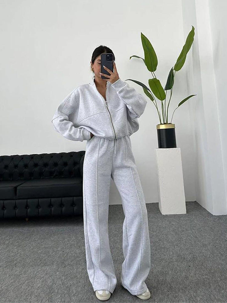 Damen sportive Oversize-Fleecejacke mit diagonaler Reißverschluss-Optik und weit geschnittener High-Waist-Jogginghose Shop Nory