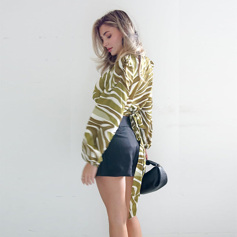Damen Bauchfreies Wickel-Crop-Top mit Puffärmeln und abstraktem Animal-Print Shop Nory