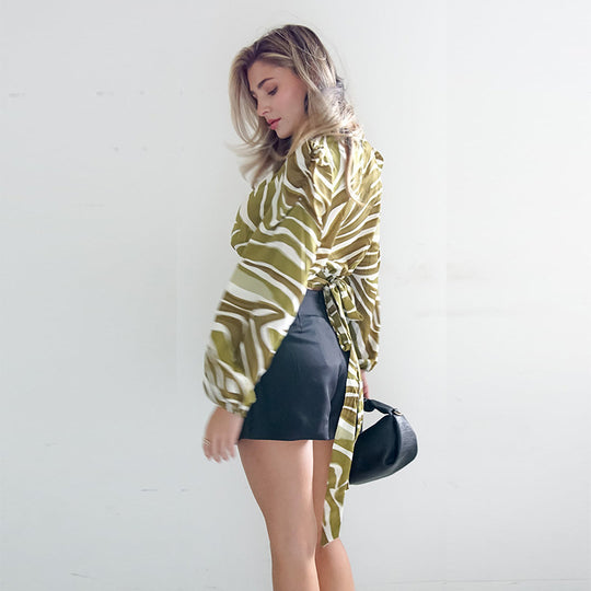 Damen Bauchfreies Wickel-Crop-Top mit Puffärmeln und abstraktem Animal-Print Shop Nory
